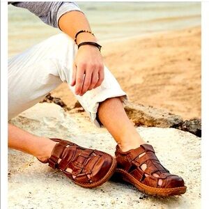 Born Cabot III brown leather sandals
